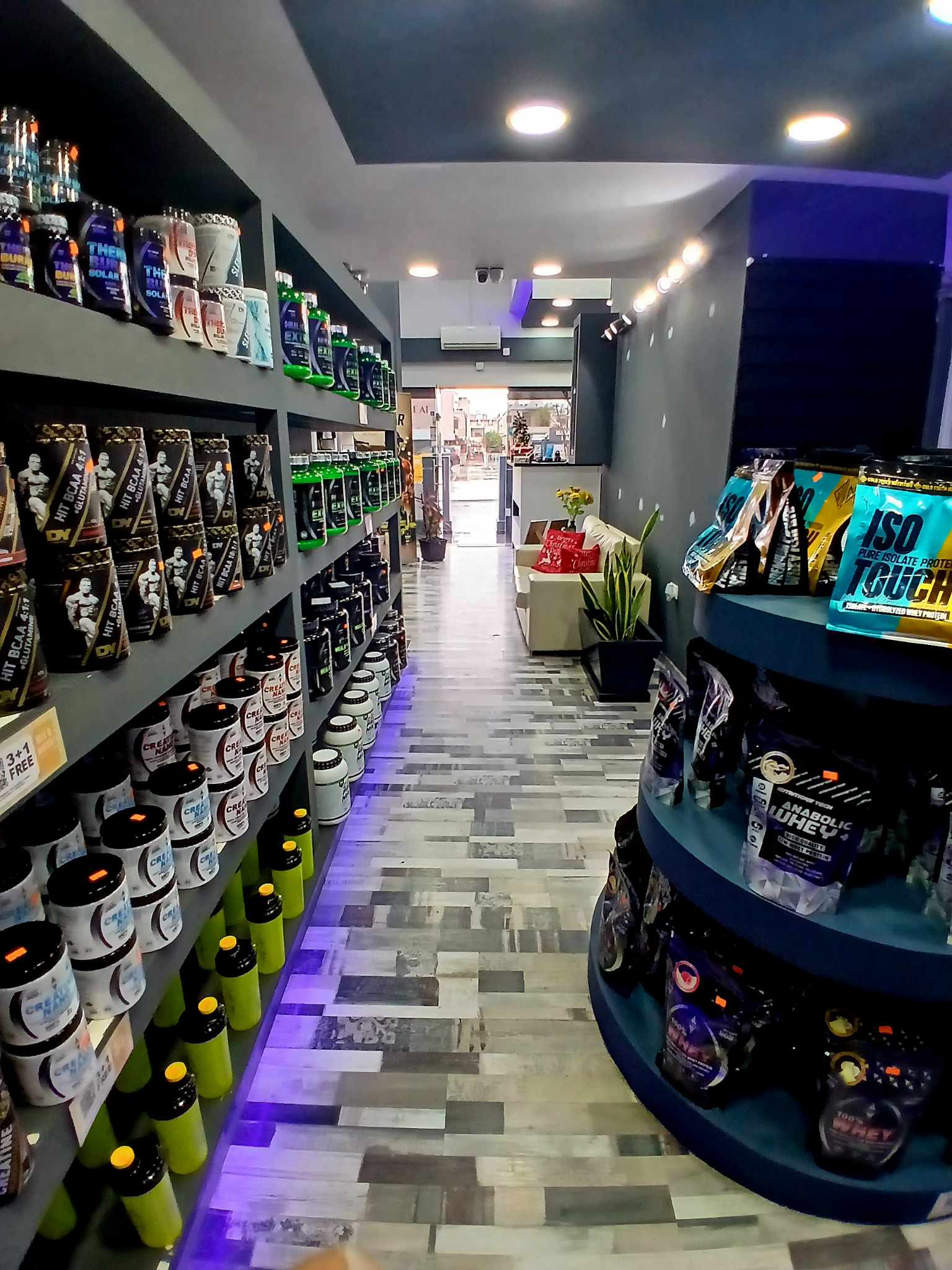 VIP Supplements Omonoias store interior